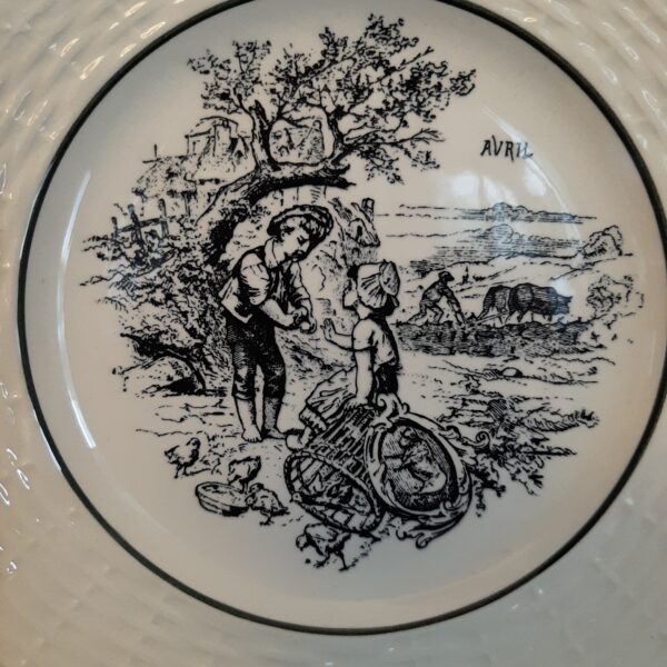 Assiettes anciennes noire et blanc – Image 3