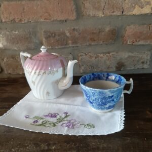 Théière ancienne rose et blanc