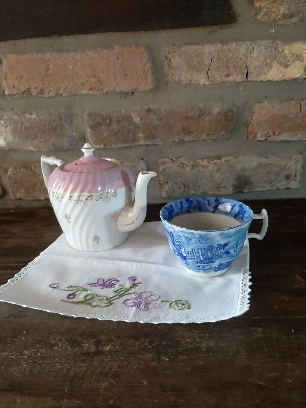 Théière ancienne rose et blanc