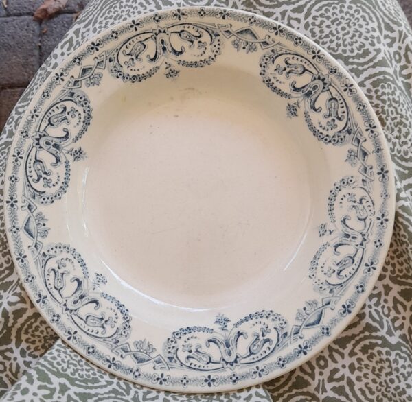 Assiette creuse Terre de fer "Au Planteur de Caiffa "modèle Guirlande