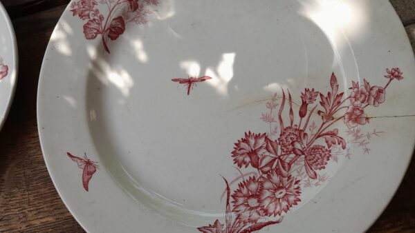 Ensemble d'assiettes décor rouge Terre de Fer manufacture belge de Nimy – Image 3