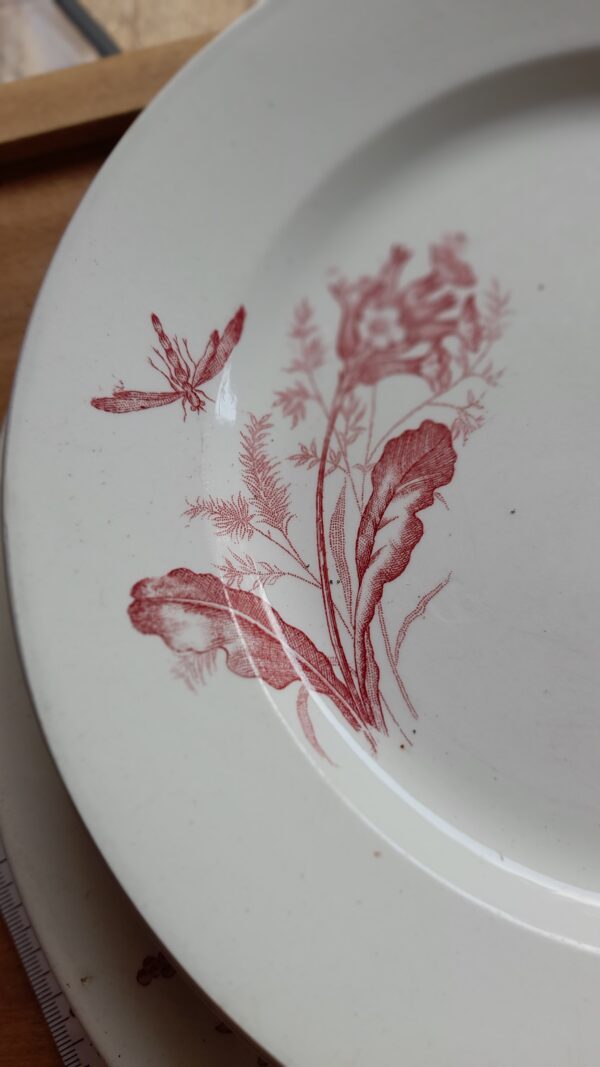 Ensemble d'assiettes décor rouge Terre de Fer manufacture belge de Nimy – Image 6