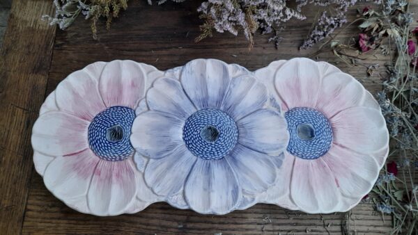 Plat en forme de 3 fleurs en faïence – Image 2