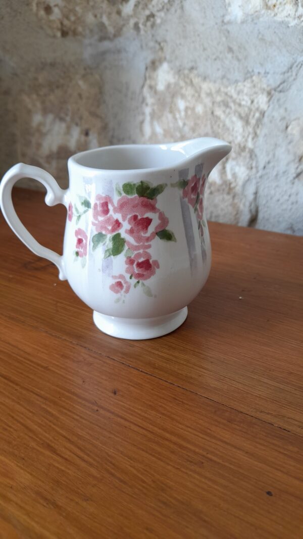 Pot à lait fleuri