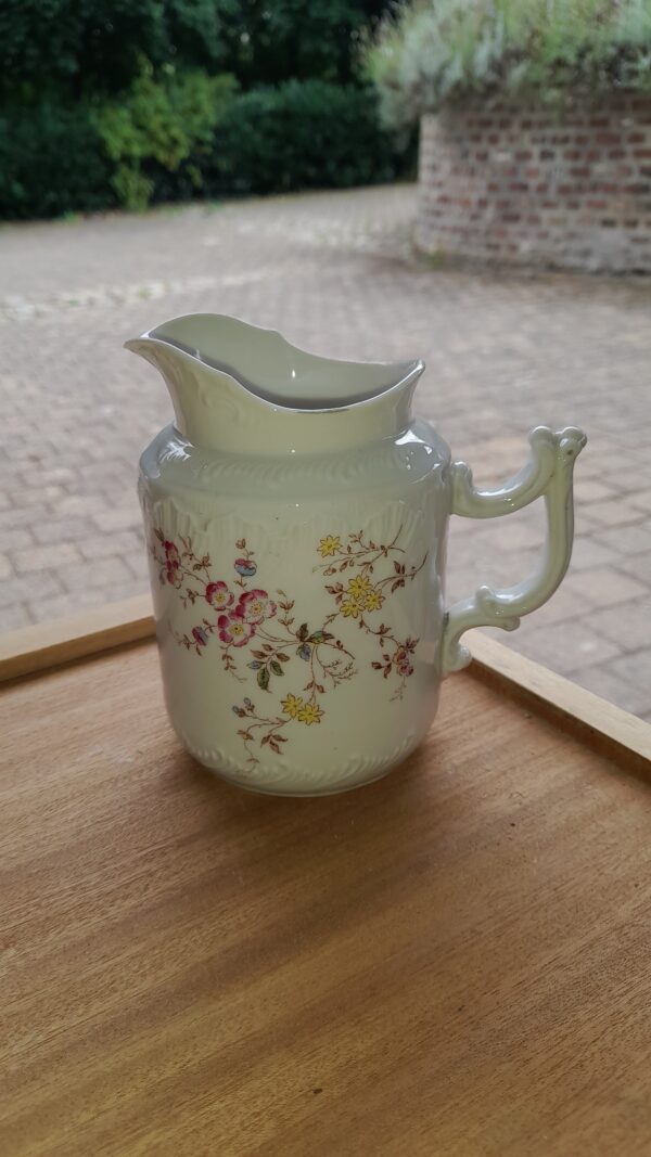 Pot à lait fleuri