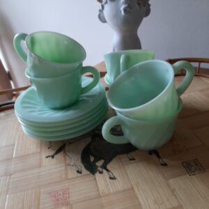 5 tasses et sous tasses dulcine en verre opaline