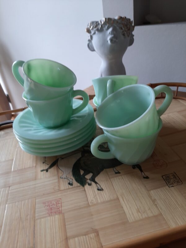 5 tasses et sous tasses dulcine en verre opaline