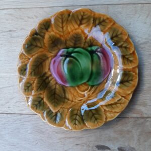 Assiette en barbotine