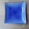 Assiette carrée bleue