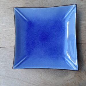 Assiette carrée bleue