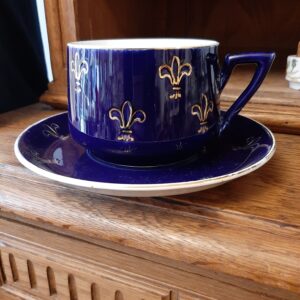 Grande tasse et sous/tasse Fleur de Lys  SARREGUEMINE