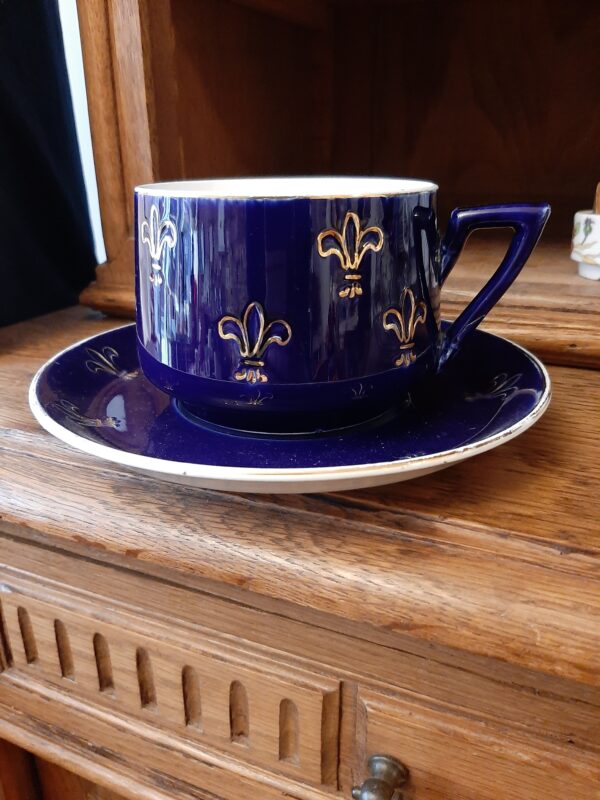 Grande tasse et sous/tasse Fleur de Lys  SARREGUEMINE