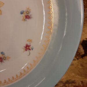 Assiette fleurie et dorée