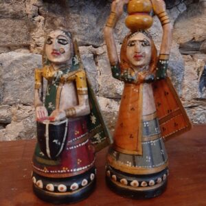 Lot de personnages indiens en bois