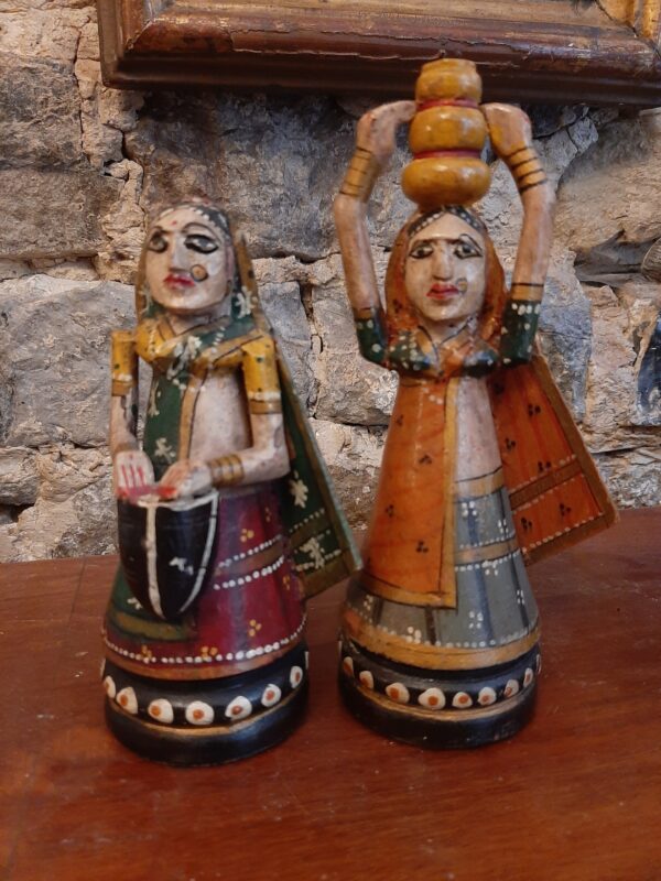 Lot de personnages indiens en bois