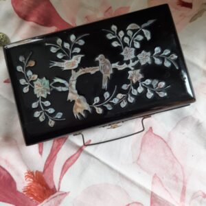 Boite noire avec incrustration de nacre
