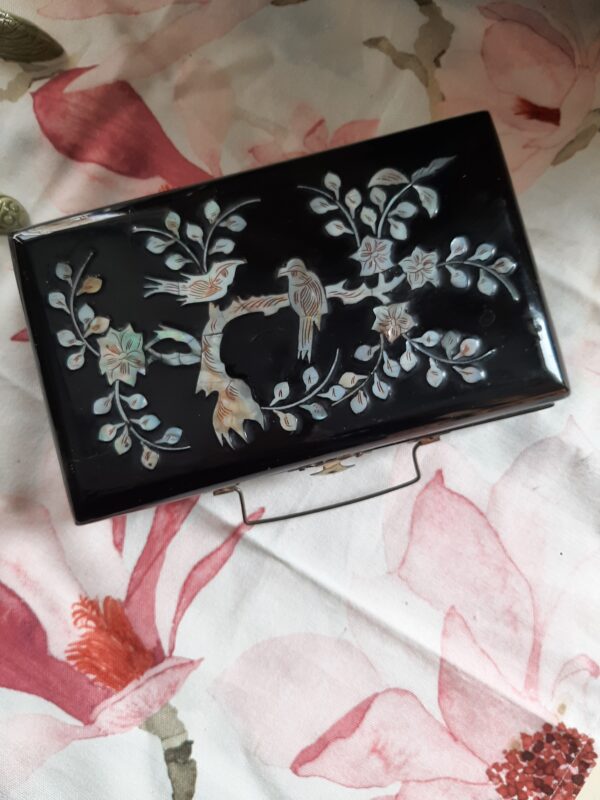 Boite noire avec incrustration de nacre